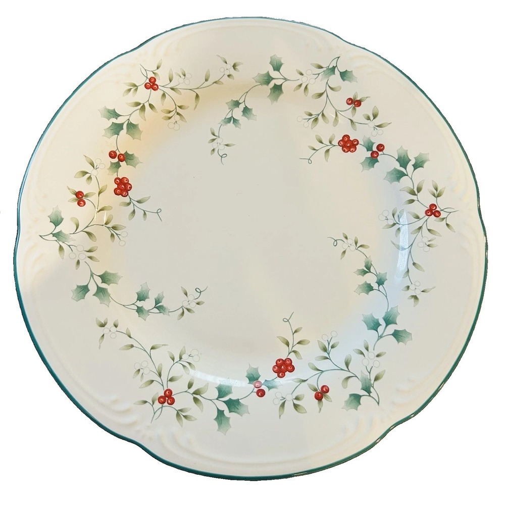 Pfaltzgraff Winterberry Set of (4) 10.5 Inch Dinner Plates Made in USA